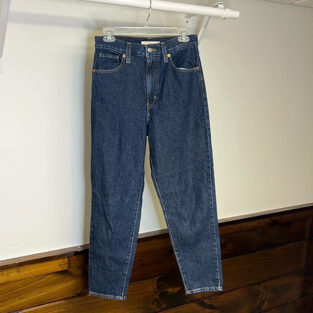 Levi’s Dark Wash High Waisted Mom Jean- 27
